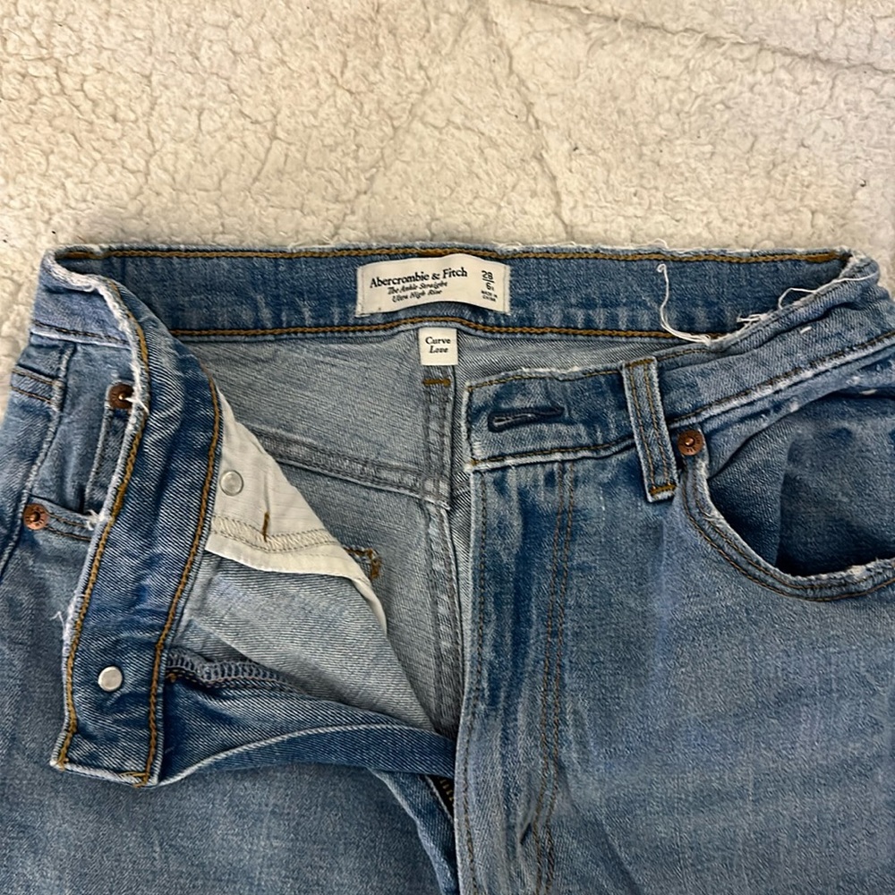 Abercrombie & Fitch Women’s Light Blue Cropped Jeans